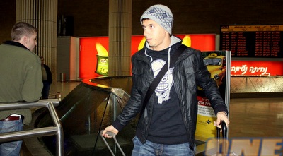 מאור מליקסון מנסה להסתדר עם המזוודות (משה חרמון)
