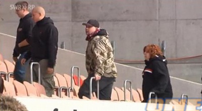 אוהדים גלוחי ראש באימון. בכל מקום יש עשבים שוטים אוהדים גלוחי ראש באימון. בכל מקום יש עשבים שוטים