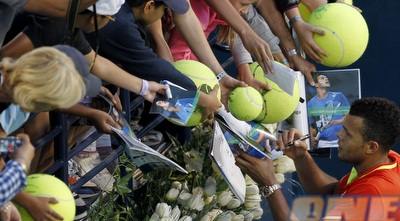 טסונגה חותם למעריציו (רויטרס)