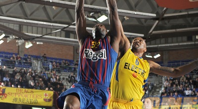דווין סמית´ נלחם בפיט מיקאל (GettyImages)