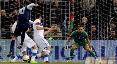 קלינט דמפסי מכניע את ג´יג´י בופון (GettyImages)