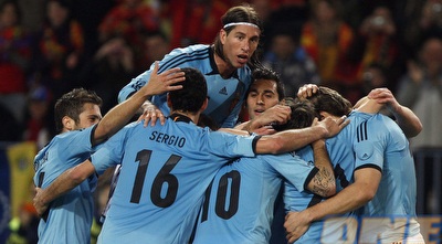 שחקני נבחרת ספרד חוגגים מול ונצואלה (ONE)