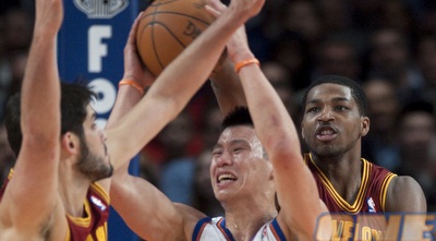 והנה קצת תמונות מהלילה: נתחיל מעומרי כספי מול ג´רמי לין (רויטרס)