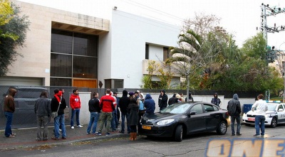 אוהדי הפועל ת&qout;א מול ביתו של טביב (שי לוי)