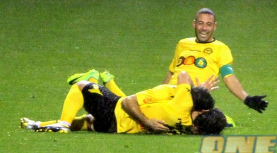 שחקני נתניה עם עזרא (יניב גונן) שחקני נתניה עם עזרא (יניב גונן)