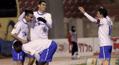 עידן שריקי חוגג עם החברים את שער היתרון (יוסי ציפקיס) עידן שריקי חוגג עם החברים את שער היתרון (יוסי ציפקיס)