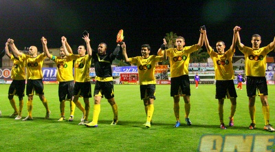 שחקני נתניה מודים לקהל (יניב גונן) שחקני נתניה מודים לקהל (יניב גונן)