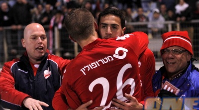 לוטם זינו מקבל ברכות מעודד גביש (יוסי ציפקיס) לוטם זינו מקבל ברכות מעודד גביש (יוסי ציפקיס)