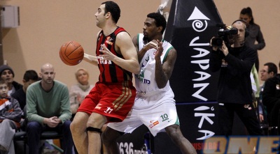 טיילר ווילקרסון שומר על אלישי כדיר (יוסי ציפקיס) טיילר ווילקרסון שומר על אלישי כדיר (יוסי ציפקיס)