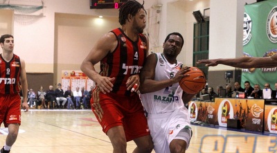 ג´ון תומאס שומר על ג´רמיין ג´קסון (יוסי ציפקיס) ג´ון תומאס שומר על ג´רמיין ג´קסון (יוסי ציפקיס)