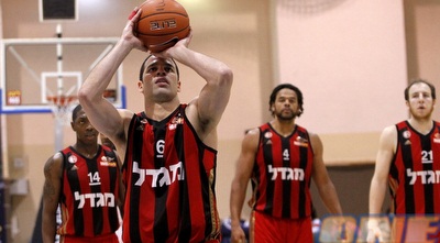 אורי קוקיה המצוין זורק מקו העונשין (יוסי ציפקיס) אורי קוקיה המצוין זורק מקו העונשין (יוסי ציפקיס)