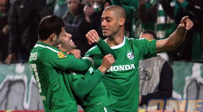 אייל גולסה חוגג עם יניב קטן (עמית מצפה)