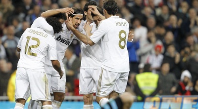 שחקני ריאל חוגגים שער נוסף (רויטרס) שחקני ריאל חוגגים שער נוסף (רויטרס)