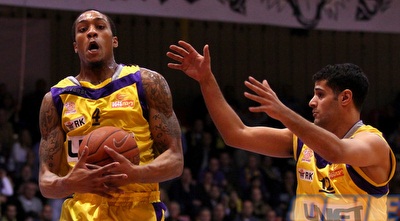 סאליבן והרוש קופצים על ריבאונד (שי לוי)