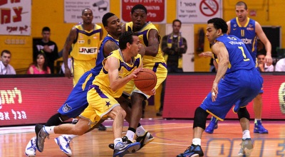 מורן רוט חומק מקית´ לנגפורד (שי לוי)