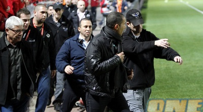 אלי טביב מלווה בשוטרים בבלומפילד (יוסי ציפקיס)