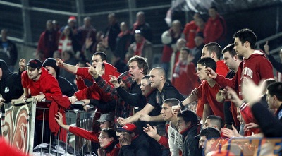 אוהדי הפועל מקללים את טביב (יוסי ציפקיס)