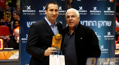 פיני גרשון מעניק לדייויד בלאט את פרס מאמן החודש (שי לוי) פיני גרשון מעניק לדייויד בלאט את פרס מאמן החודש (שי לוי)