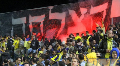 אוהדי מכבי עם האבוקה שנזרקה (יניב גונן)