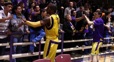 רון לואיס עם האוהדים בסיום (שי לוי)