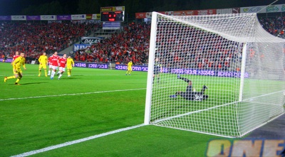 עטר כובש את הפנדל (יניב גונן) עטר כובש את הפנדל (יניב גונן)