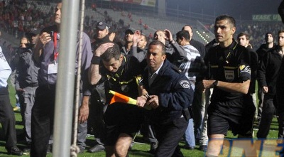 מנשה משיח סופג חפצים מהאוהדים (יוסי ציפקיס)