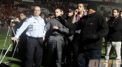 אנשי הביטחון מנסים להשליט סדר, ללא הצלחה (יוסי ציפקיס)