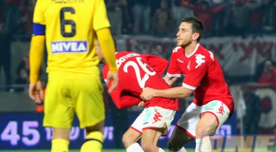 מור שושן עוצר את אביחי ידין מלתקוף את מנשה משיח (יניב גונן)