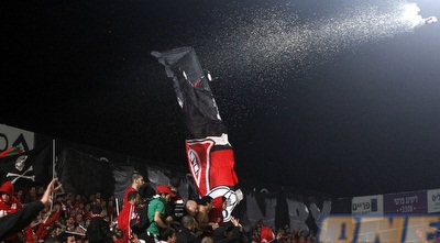 כוס משקה מושלכת מיציע אוהדי הפועל (יוסי ציפקיס)