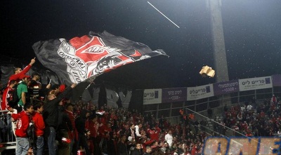 אוהדי הפועל ת&qout;א (יוסי ציפקיס) אוהדי הפועל ת&qout;א (יוסי ציפקיס)