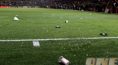 החפצים שהושלכו מיציעי הפועל (יוסי ציפקיס)