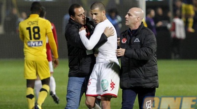 אנשי הפועל מנסים להרגיע את אביחי ידין (יוסי ציפקיס)