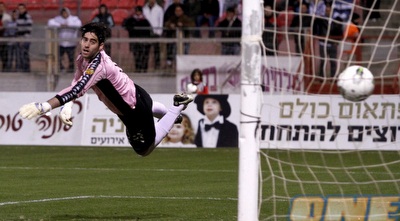 אוהד לויטה לא מצליח לעצור את הכדור (יוסי ציפקיס)