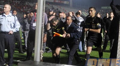 משיח סופג חפצים מהאוהדים (יוסי ציפקיס) משיח סופג חפצים מהאוהדים (יוסי ציפקיס)