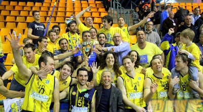 מכבי חוגגת את הזכייה עם אוהדיה (יניב גונן)