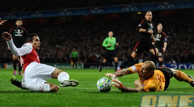 כריסטיאן אביאטי עוצר את רובין ואן פרסי (GettyImages) כריסטיאן אביאטי עוצר את רובין ואן פרסי (GettyImages)