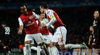 רובין ואן פרסי ותיאו וולקוט ממהירם לאמצע (GettyImages) רובין ואן פרסי ותיאו וולקוט ממהירם לאמצע (GettyImages)