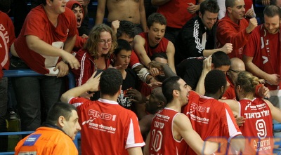 שחקני הפועל ת&qout;א חוגגים עם הקהל (חגי ניזרי)