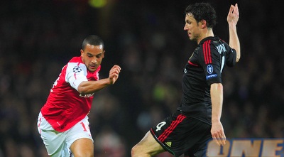 תיאו וולקוט מול מארק ואן בומל (GettyImages) תיאו וולקוט מול מארק ואן בומל (GettyImages)