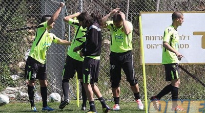 ערן לוי, קובי מויאל וסטיבן כהן משתעשעים באימון (גיא בן זיו)