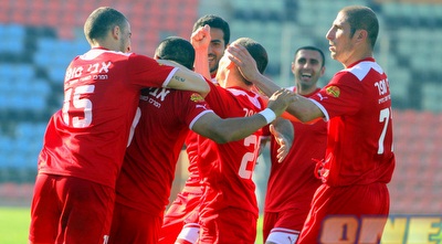 שחקני ר&qout;ג חוגגים את השער (יניב גונן)