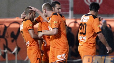 שחקני בני יהודה חוגגים (יוסי ציפקיס) שחקני בני יהודה חוגגים (יוסי ציפקיס)