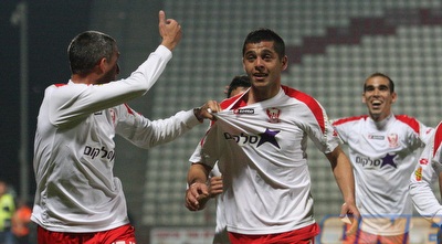 קסום חוגג עם השחקנים (עמית מצפה)