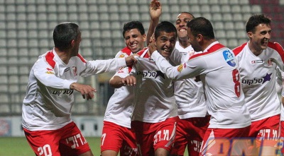 קסום חוגג עם השחקנים (עמית מצפה)