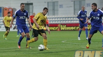 פיראס מוגרבי חודר לרחבה (ליאור טימור)