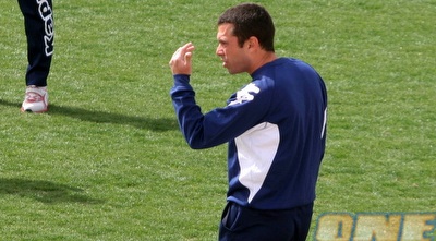 גיא לוי מחלק הוראות לשחקנים (חגי ניזרי)