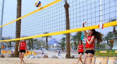 כדורעף חופים על רקע עצי הדקל של אילת (יניב גונן)