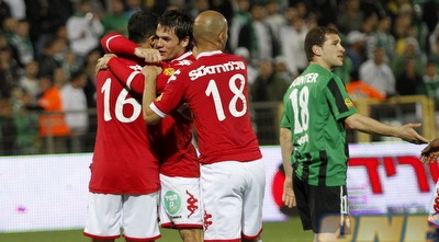 אומרוש חוגג את השער עם דמארי ואבוטבול (יוסי ציפקיס)