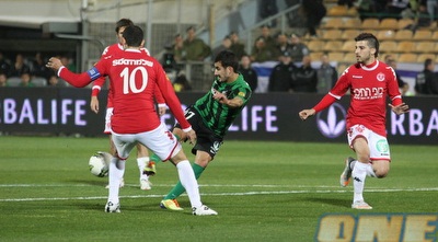 אלון תורג´מן מנסה לבעוט. קנדה הגיע ברגע האחרון (עמית מצפה)