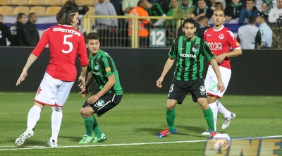 אייל גולסה ומוחמד גדיר מחפשים את הכדור (עמית מצפה)